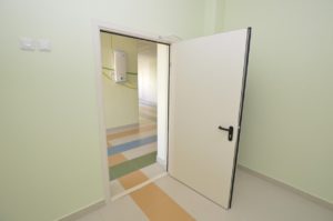 Правая противопожарная дверь / серия FRM7430